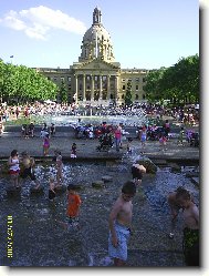 oslavy Canada Day pred provincni vladni budovou