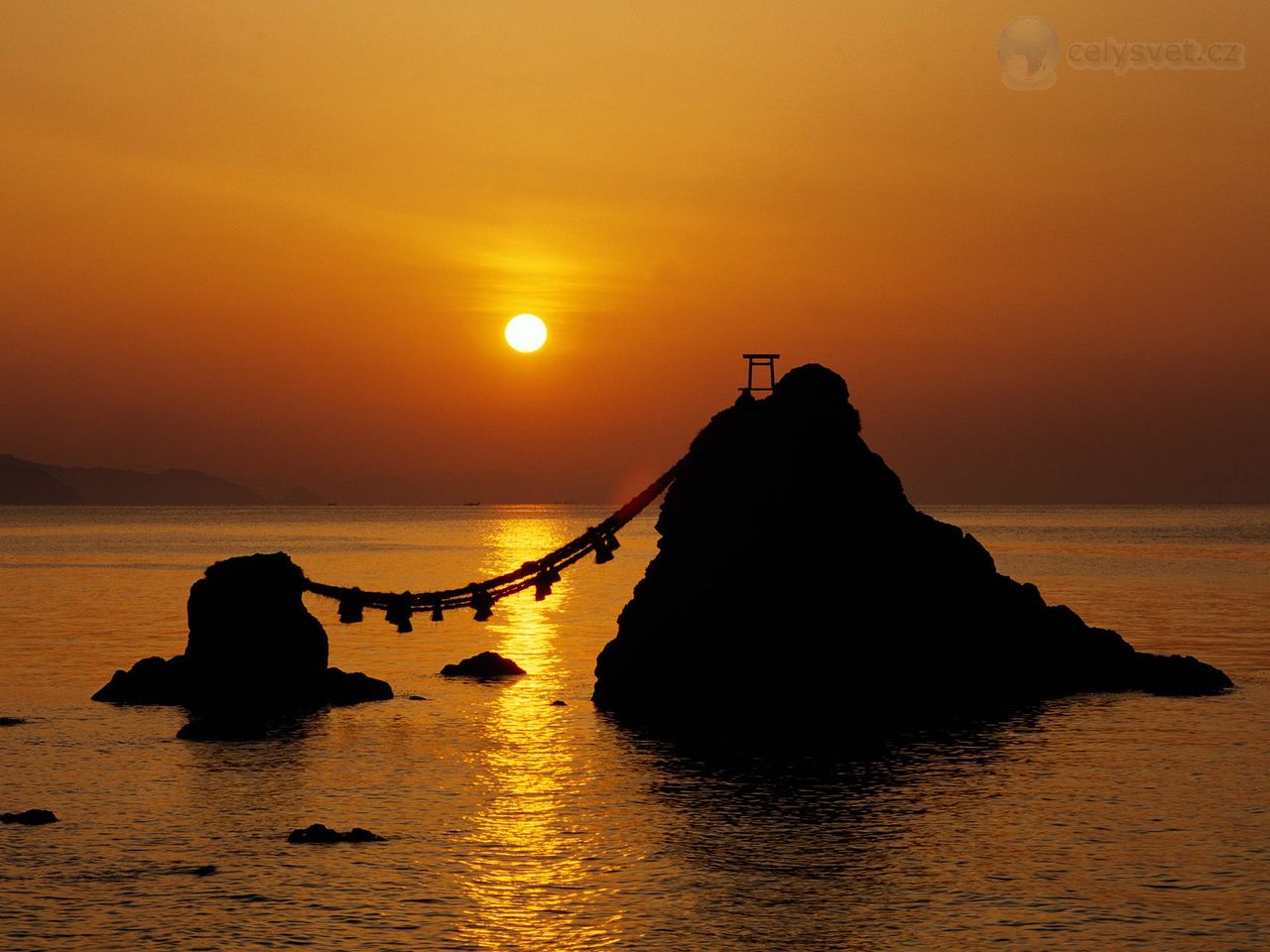 Foto: Meotoiwa, Wedded Rocks, At Sunrise, Mie Prefecture, Futami, Japan