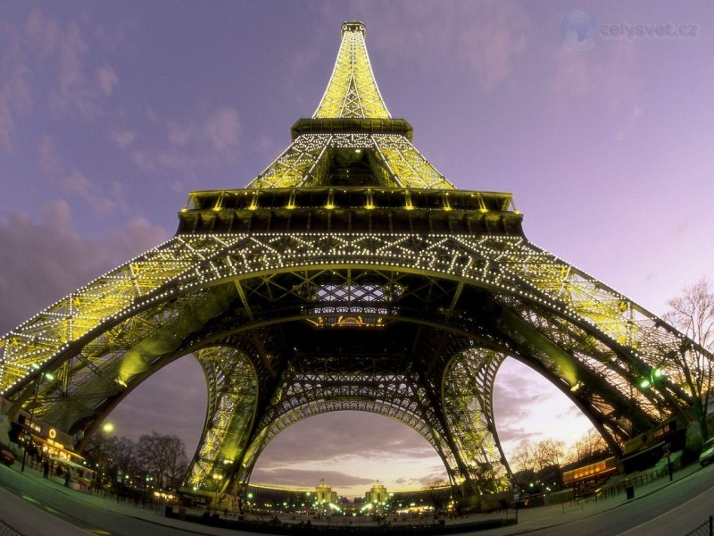 Foto: Eiffel Tower From Below, Paris, France