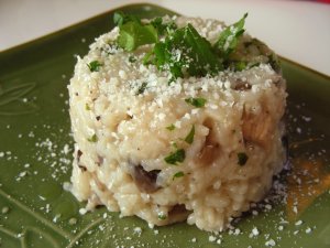 Recept online: Rizoto s kuecm masem a houbami: Re vaen v kuecm vvaru, smchan s kuecmi kousky , houbami , piniovmi oky a parmeznem